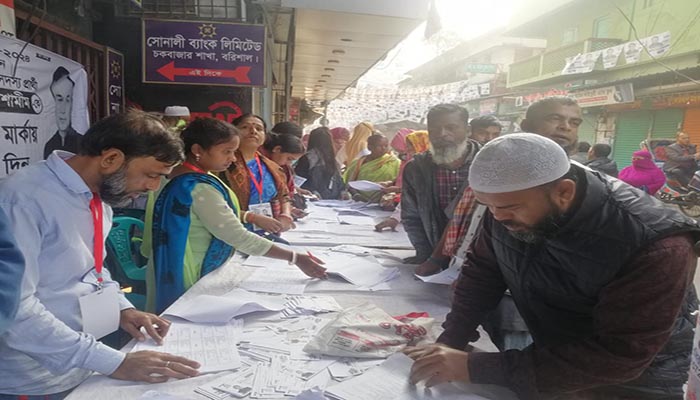   ভোটারদের নাম্বার খুঁজে দিচ্ছেন প্রার্থীর কর্মীরা 